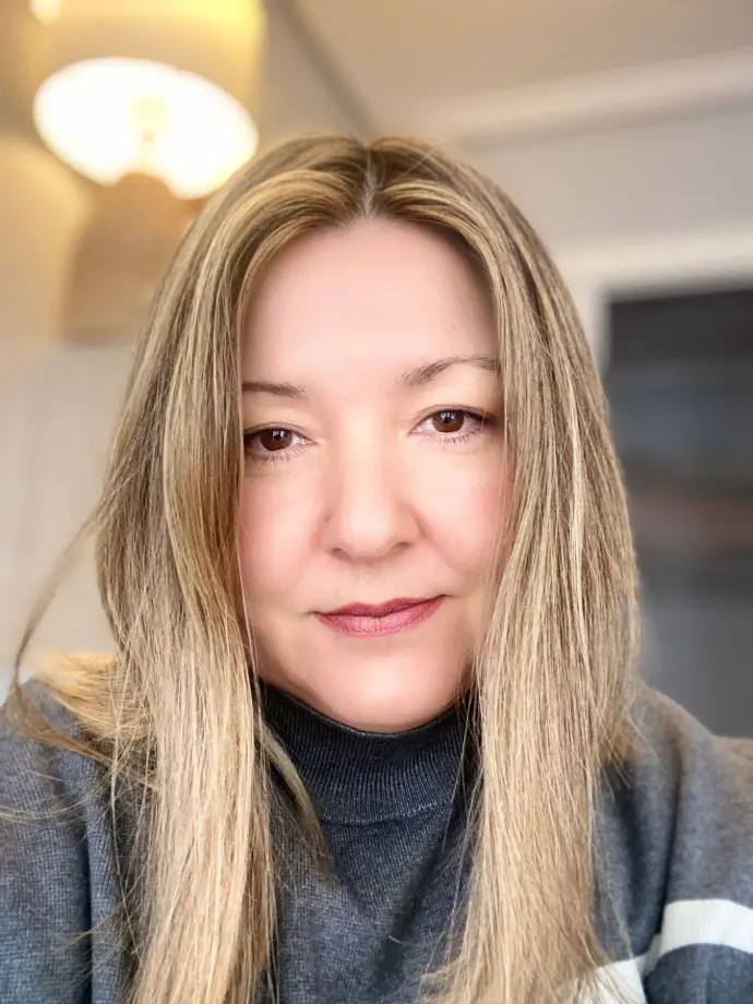"Cuando me uní al Círculo Aiona, buscaba mejorar mi alimentación… pero encontré mucho más que eso.  Cada charla semanal es un espacio para aprender, reflexionar y sentirte acompañada. Mónica tiene una forma de explicar cercana, clara y didáctica que hace que todo cobre sentido: desde cómo funcionan los alimentos en nuestro cuerpo, hasta cómo tomar decisiones más conscientes en el día a día.  Gracias al círculo, estoy aprendiendo a relacionarme con la comida desde el respeto y el conocimiento, sin culpa ni exigencias. Y lo más importante: me siento acompañada por otras mujeres que están en el mismo camino.  Sin duda, es un lugar donde crecer, cuidarse y sentirse comprendida."