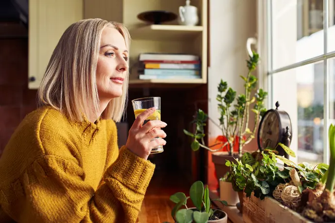 Mujer en la menopausia disfrutando de la alimentación y la nutrición