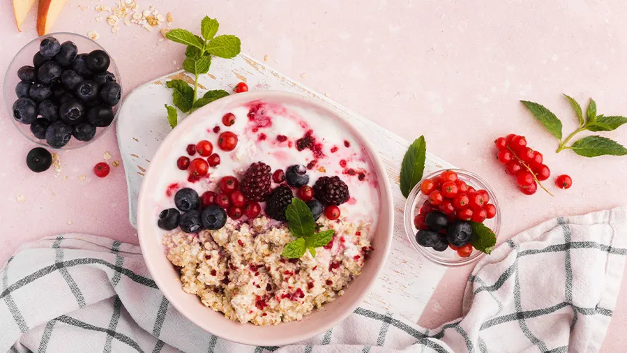 bol de desayuno de frutos rojos